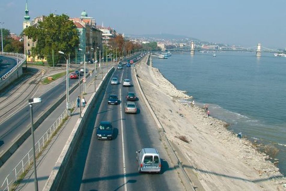 A Várkert rakpart az Erzsébet hídról fotó: Varga-Ötvös Béla