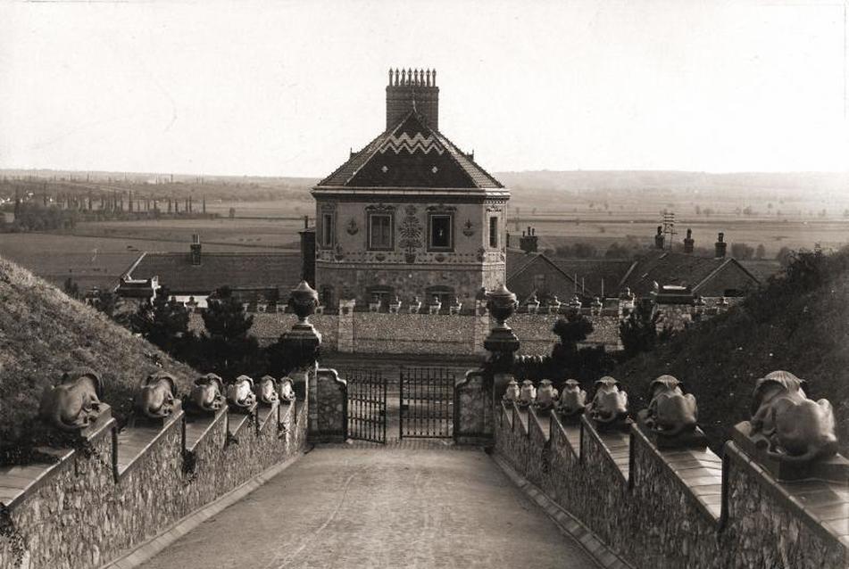 A Zsolnay Gyár a Mauzóleum felől, archív