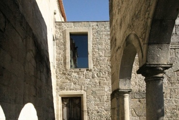 Amares, Pousada de Santa Maria do Bouro, 1989-1997. Építész: Eduardo Souto de Moura