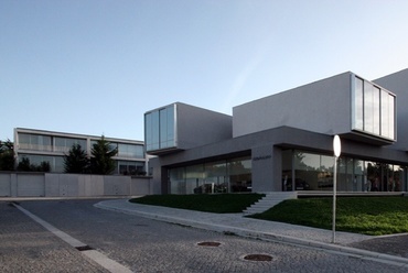 „Quinta da Avenida” lakóegyüttese, Portó, 2005. Építész: Eduardo Souto de Moura