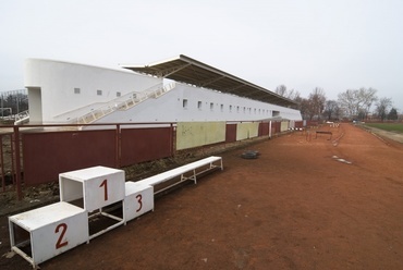 Ikarus BSE Sportklub, öltöző-futófolyosó. Építészet: Makrai Sándor, fotó: Tóth Máté