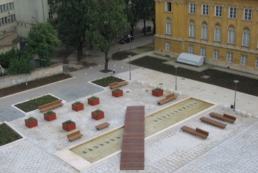 Debreceni dísztér a Kölcsey Központ előtt - S-Tér Kft