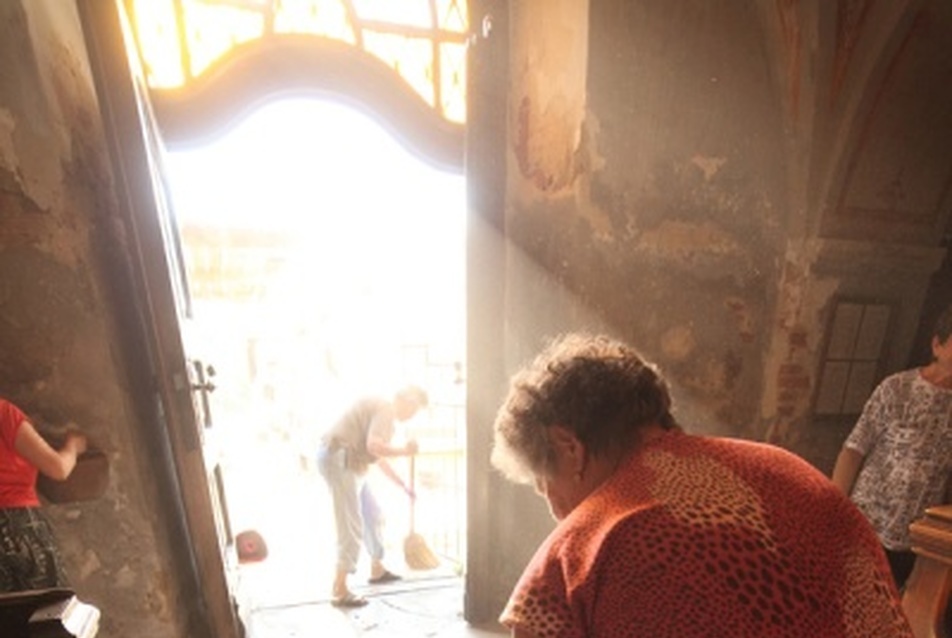 Rendet tesznek Türje templomában