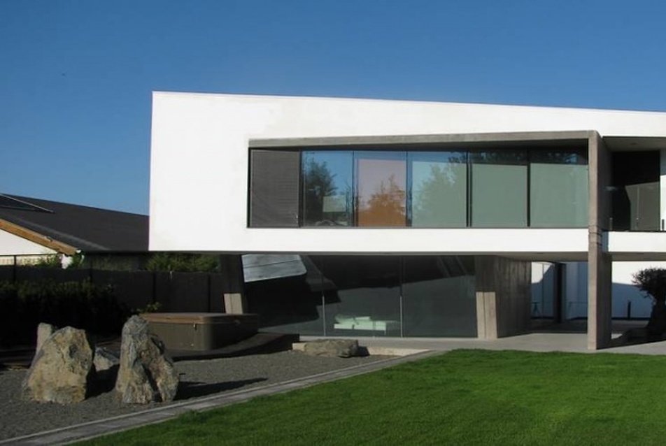 Gondolatok betonról, üvegről, fehérről egy családi ház kapcsán