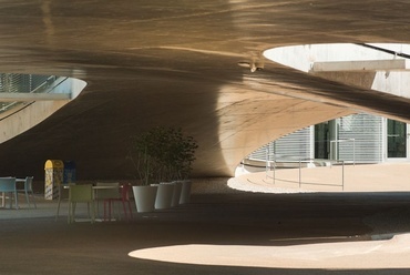 Rolex Learning Center. Vezető tervezők: Kazuyo Sejima, Ryue Nishizawa. Fotók cerbenkoc.hu.