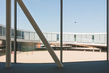 Rolex Learning Center. Vezető tervezők: Kazuyo Sejima, Ryue Nishizawa. Fotók cerbenkoc.hu.