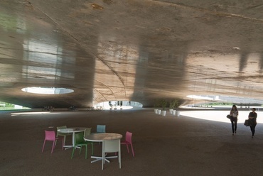 Rolex Learning Center. Vezető tervezők: Kazuyo Sejima, Ryue Nishizawa. Fotók cerbenkoc.hu.