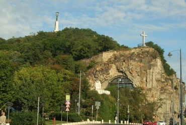 Pálos Fogadóközpont a Gellért-hegyi Sziklatemplomban. Vezető tervező: Kara László