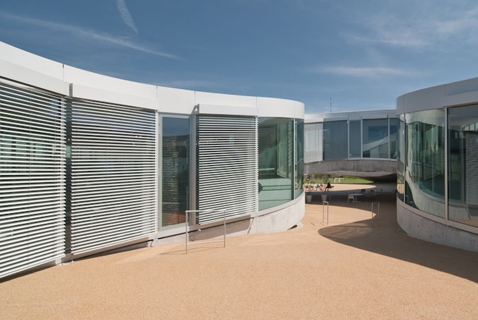 Rolex Learning Center. Vezető tervezők: Kazuyo Sejima, Ryue Nishizawa. Fotók cerbenkoc.hu.