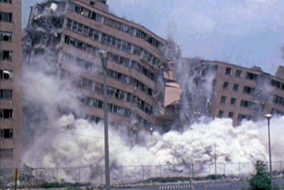 Pruitt-Igoe lakótelep bontása.