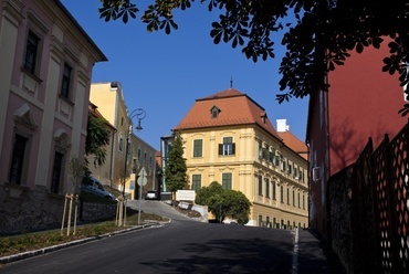 A múzeum megközelítése a Papnövelde utcáról, fotó: Szentendrei Antal