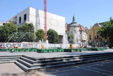 Főtér a zöld szökőkúttal és a torzóval - fotó: Garai Péter