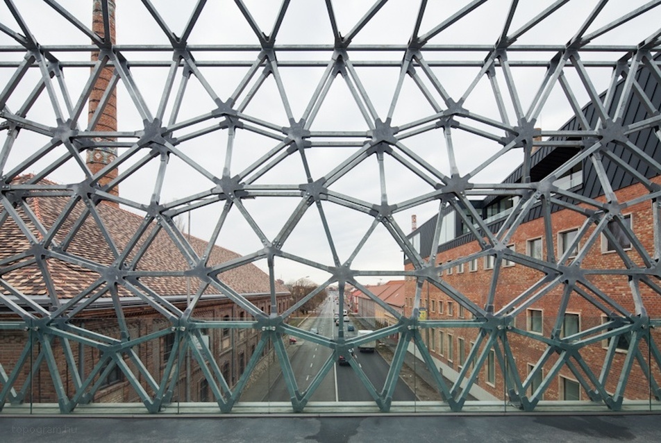 A Zsolnay Negyed új szimbóluma – Híd-épület, látogatóközpont, menza