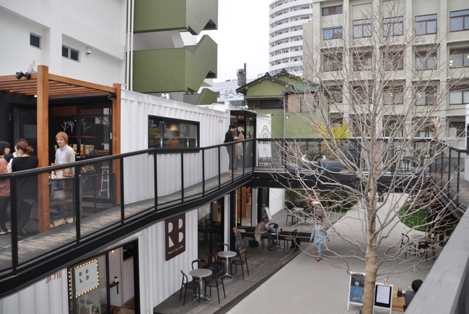 Yoyogi Village, konténer-üzlet az emeleti teraszon. - fotó: Kovács Bence