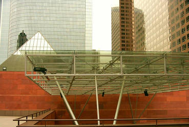 Isozaki, Los Angeles-i Modern Művészetek Múzeuma, 1981-1986, forrás: http://0.tqn.com/d/architecture/1/0/3/p/lamoca.jpg
