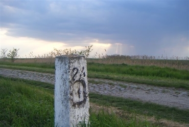 Ős-makadám út vezet a makói határból Békéssámson felé. Fotó: Bogoly József Ágoston