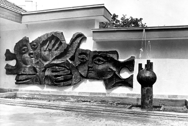Majoros János - Budapest, Belügyminisztérium épülete, Állami vendégház kertje, pirogránit kép térelválasztó falon és díszkút, 1976, forrás: Iparművészeti Lektorátus