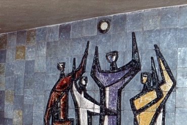Majoros János - Labdázók, Miskolc Nehézipari Műszaki Egyetem színes kerámia falikép, 1967, forrás: Iparművészeti Lektorátus