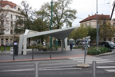 A valaha Dorozsma falujába vezető villamospálya végállomásának épülete a szakipari falak elbontása után ma a Dugonics tér kapuépítménye, találkahely (eredeti tervek: Tarnai István), fotó: Szőke Virág