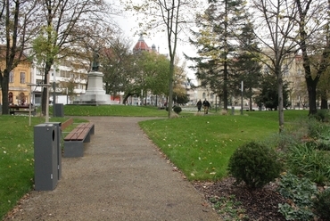 A park vízáteresztő, öntött, műgyantával kevert gyöngykavics burkolatát némi fenntartással kezelték a projektvezetők, azonban a használat a tervezőket igazolta, fotó: Szőke Virág