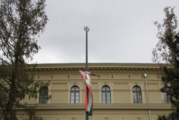 A Trianoni Békeszerződés után a téren elhelyezett, félárbocra eresztett országzászló  újra visszakerült a térre ( A talapzat Simor Márton munkája)