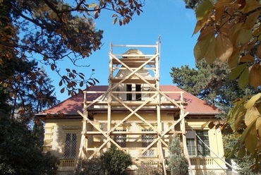 Kiss Lajos - Az ács-, tetőfedő- és bádogos munka tökéletes összhangjáért, a követendő szakszerű megoldásokért.Családi villa, Budapest