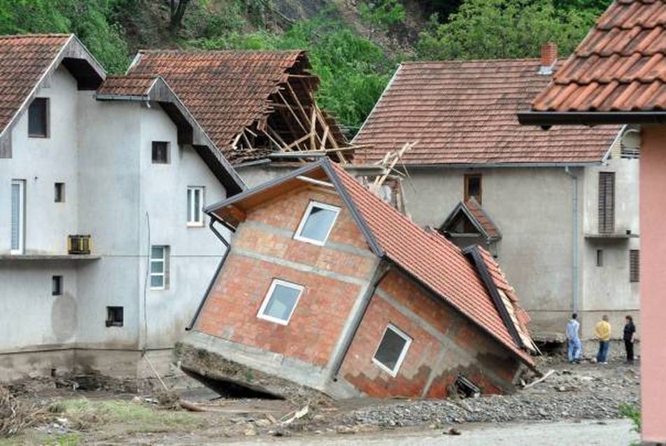 A TONDACH 100 új tetővel támogatja a balkáni árvízkárosultakat