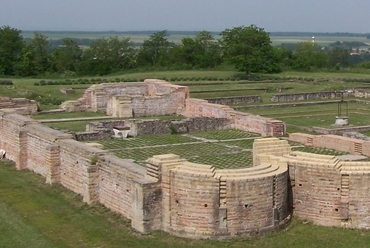 Somogyvár, bencés apátság helyreállított műemlék együttese Szent László királyunk sírhelyével a templomtérben, fotó: K.J. 2006