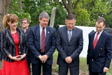 Márta Irén (Holcim), Dinnyés István (Lábatlan polgármester) Varga István (Fischer-Bau Kft. kivitelező), Richard Skene (Holcim Észak-Duna Régió vezérigazgató, építtető)