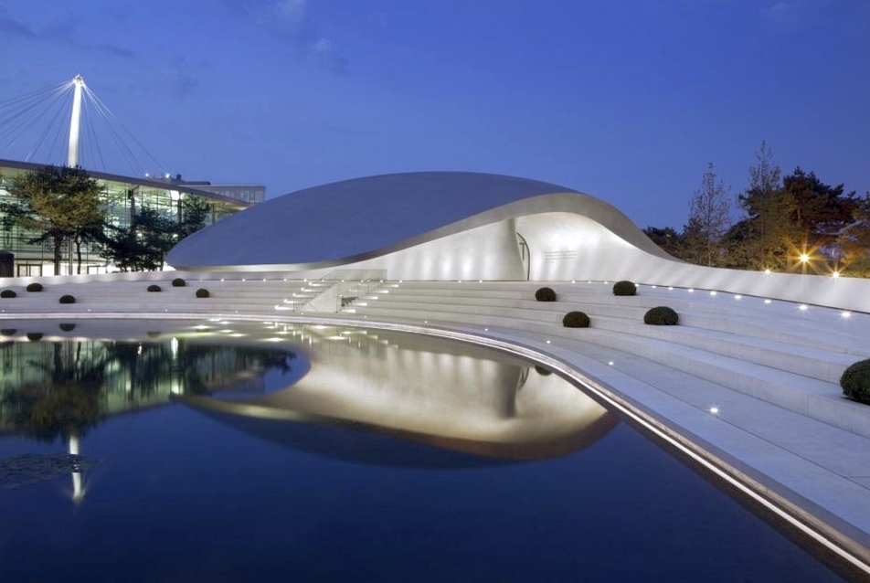 Porsche Pavillion, Wolfsburg (2012) -  forrás: www.henn.com