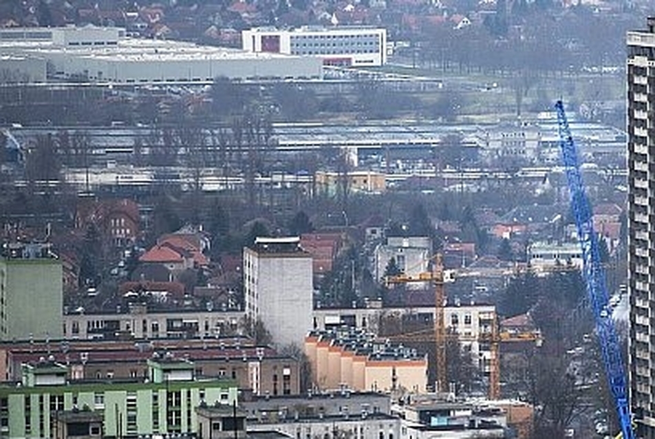 Bontják a pécsi magasházat