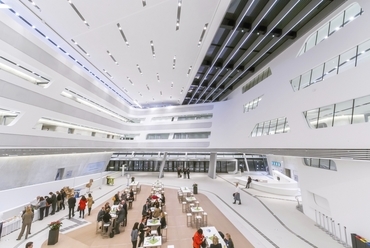 Könyvtár és tanuló központ - építészet: Zaha Hadid, Patrick Schumacher - fotó: Schlosser Gábor