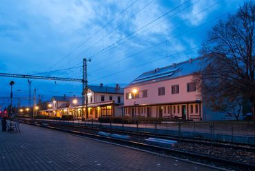 Laktanya épület a vágányok felől - fotó: Ruga Máté