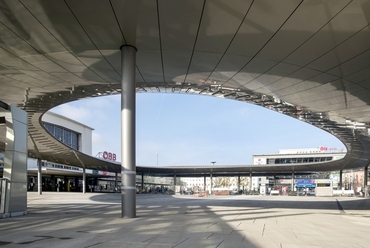 Graz Hauptbahnhof - megújult előtér. Forrás: Zechner & Zechner 