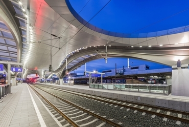 Graz Hauptbahnhof - peronfedés. Forrás: pierer.net