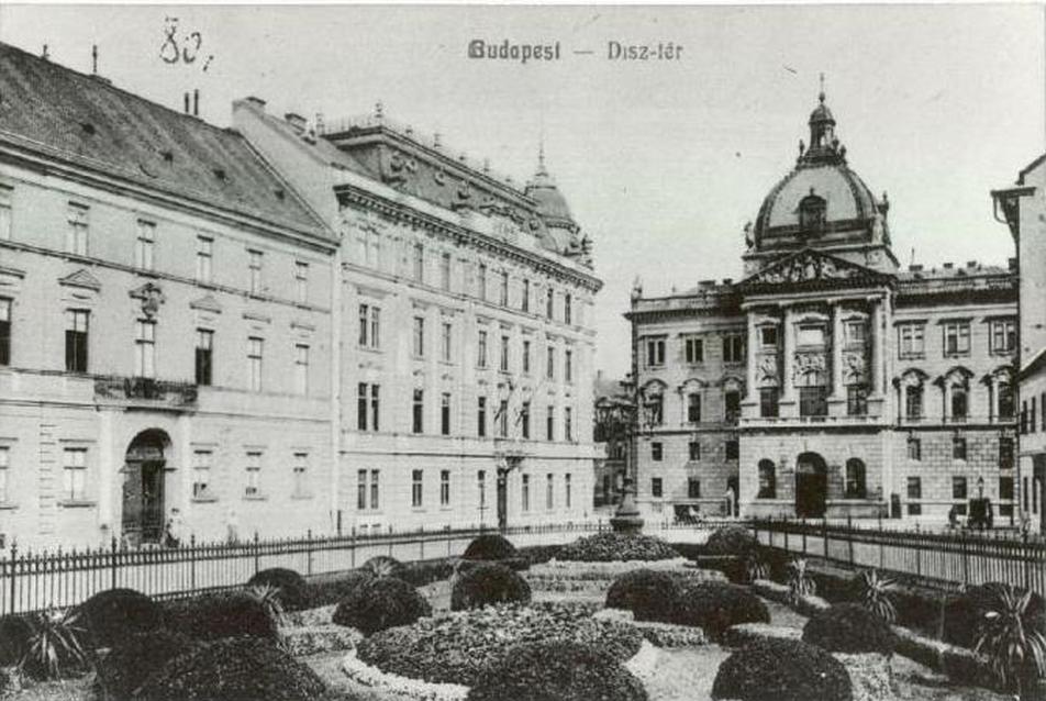 a Honvéd Főparancsnokság épülete a Dísz tér felől