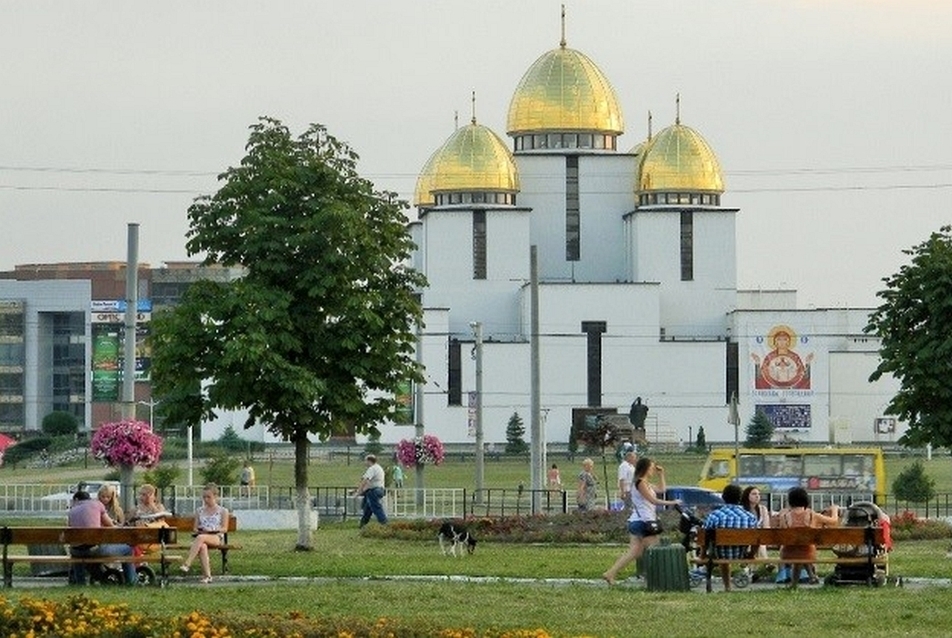 Sykhiv lakótelep központja az új templommal és a bevásárlóközponttal, Lviv, Ukrajna