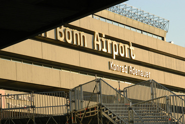 Köln–Bonn repülőtér - arculat: Intwodesign és Ruedi Baur et Associés - forrás: Flickr