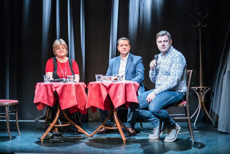 Erdősi Éva pénzügyi szakértő, a hitelsikerek.hu munkatársa, Szakács László, az MSZP elnökhelyettese és Szücs Balázs moderátor, erzsébetvárosi önkormányzati képviselő