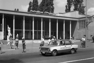 A Palatinus főbejárata 1980-ban. Fortepan. 