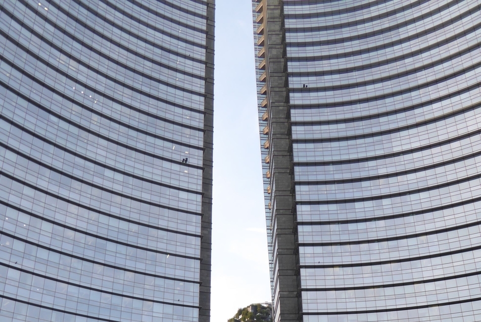 kitekintés a Bosco Verticale tornyok irányába - fotó: Karácsony Tamás