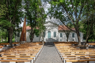 Robert Gutowski Architects: A Fátimai Szűzanya zarándokhelye, Alsószentiván. A szabadtéri misézőhely tengelyét az építész 180 fokkal elfordította. Fotó: Bujnovszky Tamás