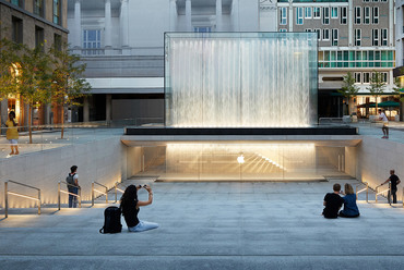 Apple Store, Milánó - építész: Foster and Partners - fotó: Nigel Young