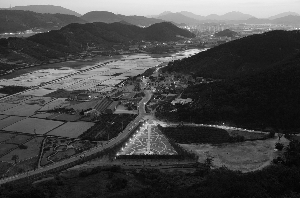 Funerary Ground of Roh Moo-hyun, Gimhae-si, Gyeongsangnam-do, 2010, Iroje Seung H-Sang, Roh Moo Hyun (Fotó: Kim Jong Oh)