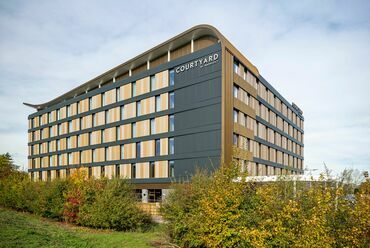 Courtyard Oxford South by Marriott. Építész: Varga Ákos / Reef Group