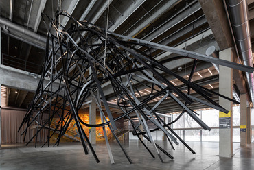 Monika Sosnoswka: Exercises in Construction. Bending. Installáció, 2019. Fotó: Ivan Jerofejev © Garage Museum of Contemporary Art