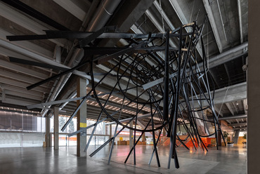 Monika Sosnoswka: Exercises in Construction. Bending. Installáció, 2019. Fotó: Ivan Jerofejev © Garage Museum of Contemporary Art