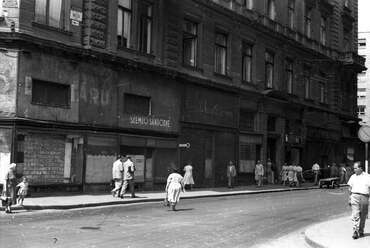 1957. Magyarország,Budapest V. Bécsi utca 2., Kristóf tér sarok. ADOMÁNYOZÓ: FSZEK BUDAPEST GYŰJTEMÉNY / SÁNDOR GYÖRGY/SÁNDOR GYÖRGY FELVÉTELE