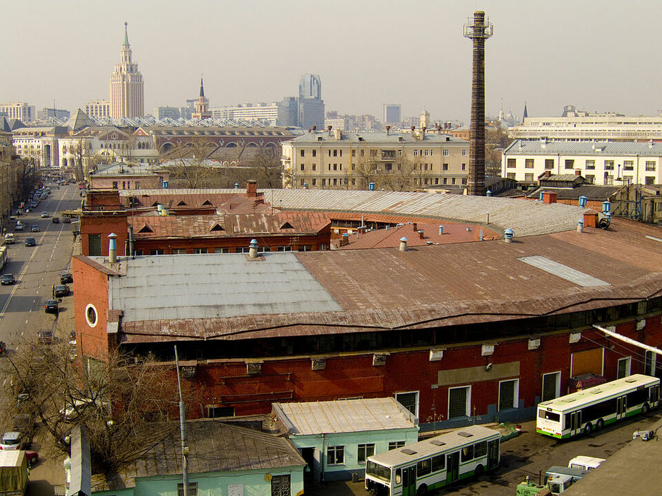 A Konsztantyin Melnyikov és Vlagyimir Sukov tervezte Novorjazanyszkaja utcai autóbuszgarázs (1926-1929). Fotó: Arss, via Wikimedia Commons