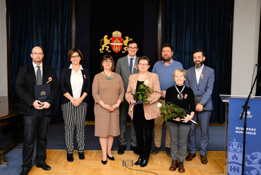 Karácsony Gergely főpolgármester, valamint Kerpel-Fronius Gábor főpolgármester-helyettes a Csengery Antal-díj idei kitüntetettjeivel a Városházán, 2020. március 13-án. Fotó: Főpolgármesteri Hivatal